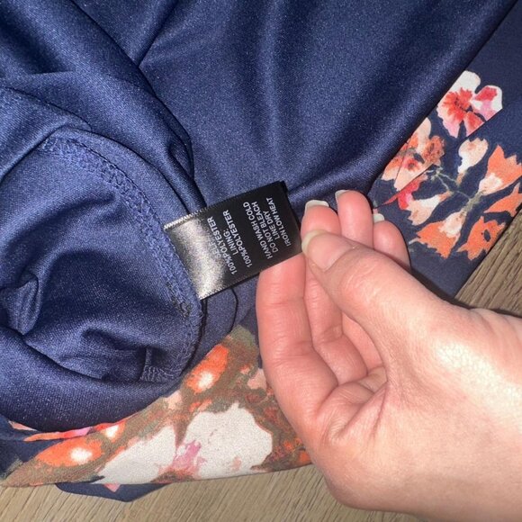 Dress V-Neck Cold Shoulder - Picture 6 of 8